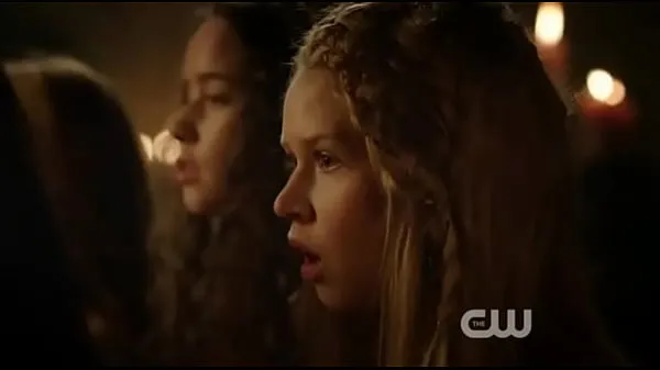 Nouveaux Caitlin Stasey se masturbe dans une cinématique du règne des CW meilleurs extraits