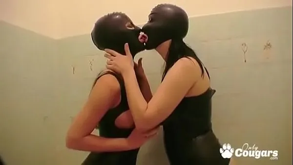 Új Two Latex Sluts Play With Each Other legjobb klipek