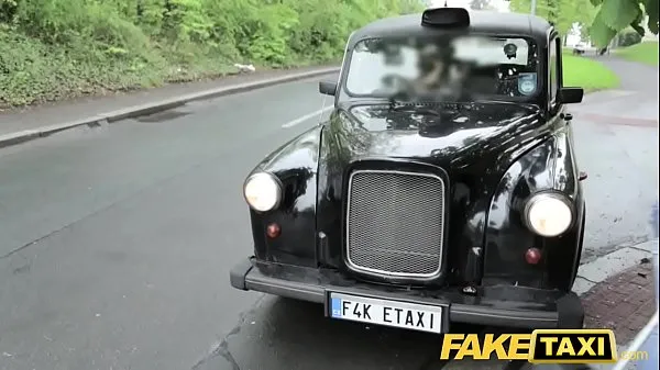 Neue Fake Taxi Schlanke Rothaarige mag harten Sexbeste Clips