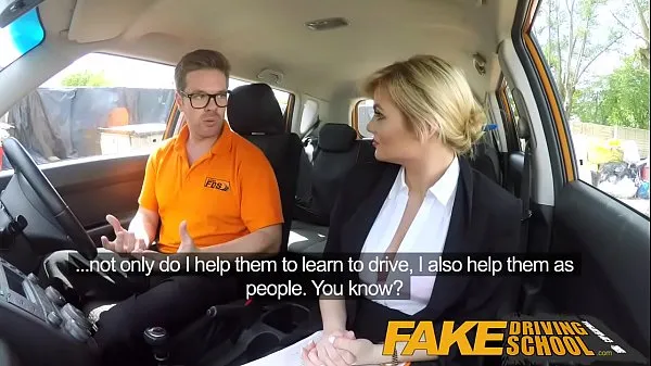 Nouveaux Fake Driving Un examinateur aux gros seins corné posh avale une grosse charge meilleurs extraits