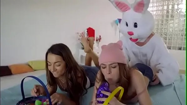 Nye Easter bunny lays eggs inside her bedste klip