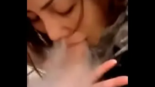 Nouveaux e je e fille de 18 ans est enregistrée en train de sucer en fumant cigare meilleurs extraits