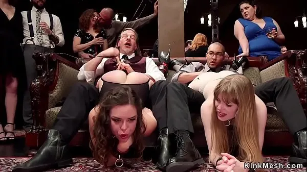 Neue Zwei Sklaven teilen sich einen großen schwarzen Schwanz auf einer BDSM-Orgiepartybeste Clips