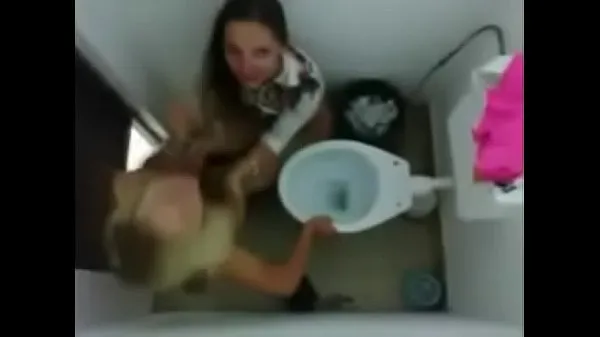 新的Lesbians in the bathroom having fun最佳剪辑