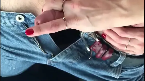 Nuevos acariciar una pequeña polla en el coche afuera usando el teléfono con la otra mano mejores clips