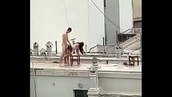 Új Couple is caught having sex on the roof of a building while the audience watches legjobb klipek