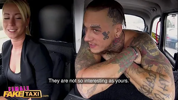 Nuovi L'uomo tatuato di Fake Taxi femminile ha un bel pilota randyclip migliori