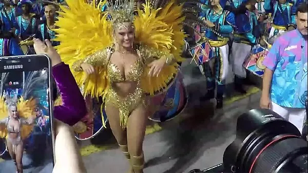 Yeni Ellen Rocche desfilando no carnaval grupo especial en iyi Klipler