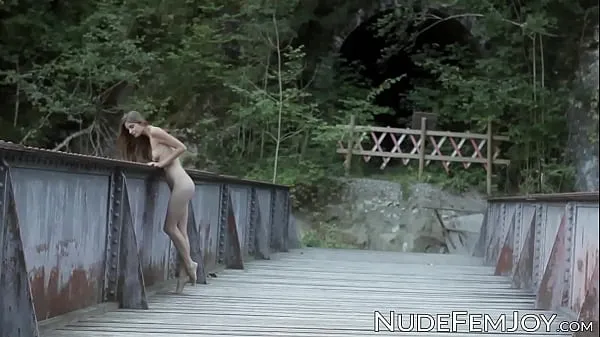 Tall lass naked in the outdoors seduces you with her hips أفضل المقاطع الجديدة