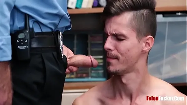 Novos Ladrão precisa foder um policial gay para sair da prisão melhores clipes