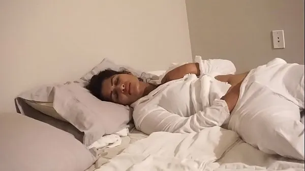 Uudet Desi Bhabi fucks herself in bed - Maya parasta leikettä