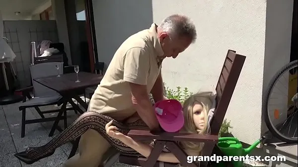 Nuovi Bizzare Old Guy scopa una bambola di plasticaclip migliori