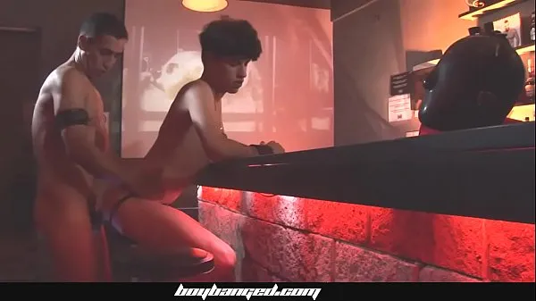 Nouveaux Boy Banged - Un mec plus âgé baise un minet mignon au club gay meilleurs extraits