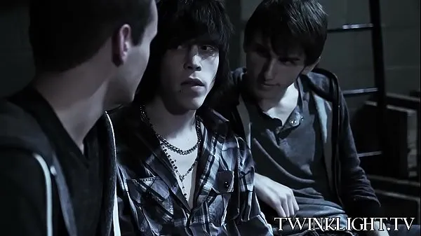 Nuevos Twink pálido analhammered en trío mejores clips