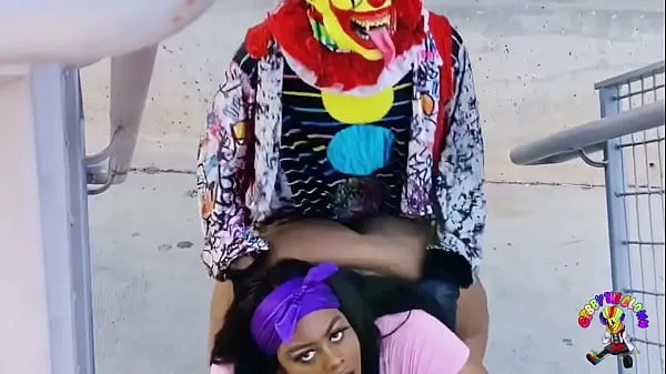 Nuevos Juicy Tee es follada por Gibby The Clown en una concurrida autopista durante la hora punta mejores clips