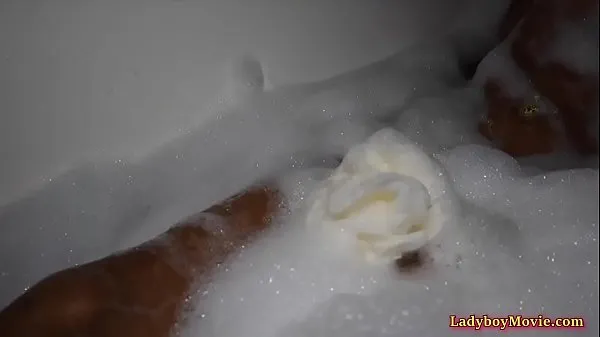 Novi Slim Thai shemale Venus gives mouth while taking bubble bath najboljši posnetki