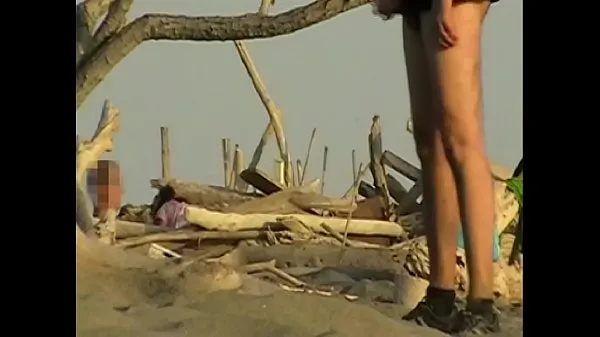 Novos Namorada chupa meu pau na praia pública na frente de muitos estranhos - MissCreamy melhores clipes