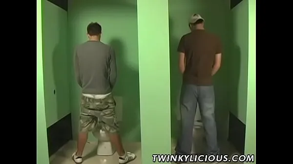 新しいTwinks go to the bathroom to fuck hardベスト クリップ