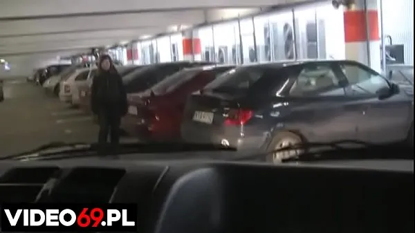 Novos Uma colegial dando uma chupada no carro no estacionamento de um shopping melhores clipes