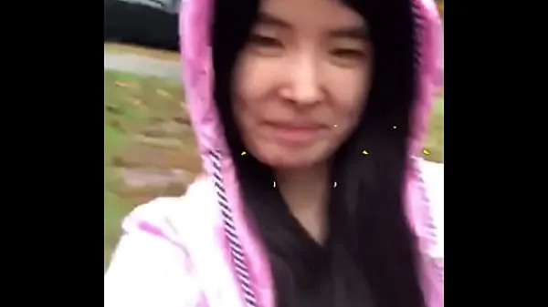 Pokaż Asian Teen publicly reveals herself in the rainnowe filmy