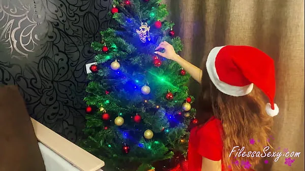 Nuevos decora el arbol de navidad y se masturba el cono con el lollipop mejores clips