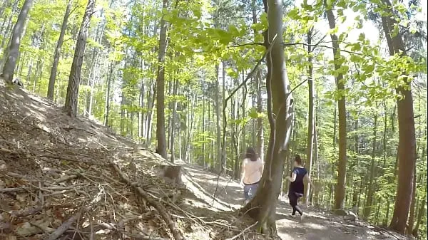 Neue Ich wurde im Wald gefangen, während ich mit Fremden fickebeste Clips