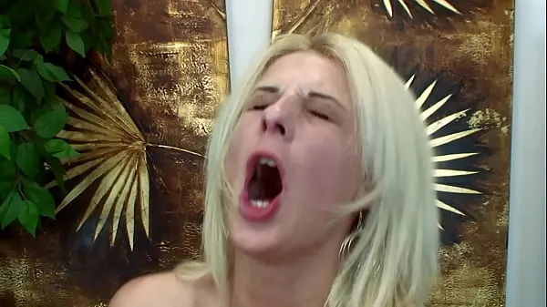 Új This beautiful blonde teen shoves her fingers in her pussy until she squirts like a waterfall legjobb klipek