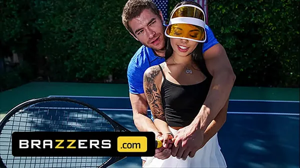 Nuevos Xander Corvus) Massages (Gina Valentinas) Foot To Ease Her Pain They End Up Fucking - Brazzers mejores clips