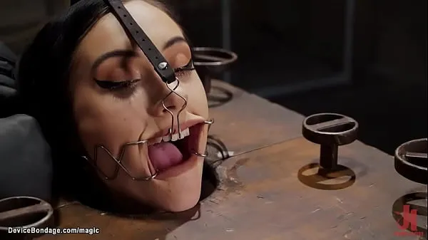 Νέα Brunette slave Jazmin Luv is trapped in bondage cube with neck trapped in hole gets nipples clamped then bent over fucked with dildo o na stick by master The Pope καλύτερα κλιπ