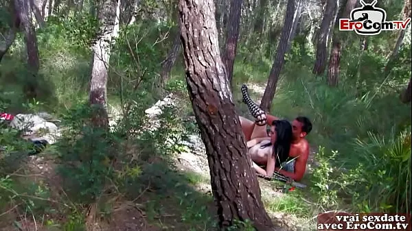 Nouveaux Une jeune fille amateur française maigre ramassée en forêt pour un trio anal meilleurs extraits