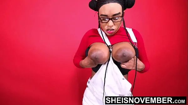 Novos Maiores Ebony Honkers Erotica com grandes mamas, enormes mamilos e enormes aréolas em Sheisnovember Lashawn Mosley, durante a sessão de fotografia nos bastidores posando enquanto se despia de macacão branco depois de sentar no banquin melhores clipes