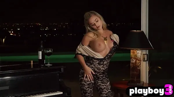 Nouveaux La MILF blonde aux gros seins naturels Bexie Williams pose nue et tellement sexy meilleurs extraits