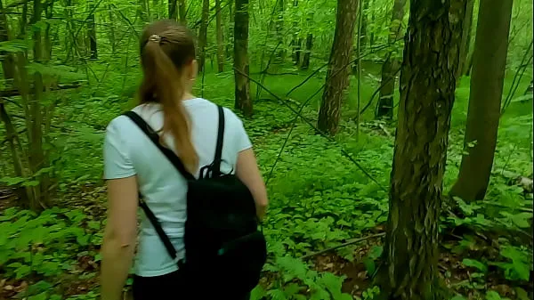 Neue Mädchen geht in einem süßen Outfit mit einem Klassenkameraden nach der Schule spazieren! Babe will ihm gefallen! Sie nahm seinen Schwanz heraus und fing an zu wichsen! Es waren Leute unterwegsbeste Clips