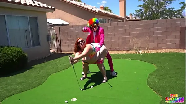 नई Julie Ginger beat Gibby The Clown in a game of mini golf and this happened सर्वोत्तम क्लिप्स