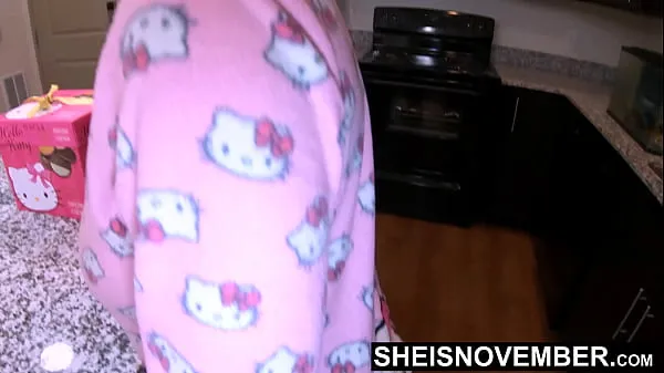 Novos Cuidando da minha enteada enquanto minha esposa está no trabalho, Innocent Cutie Sheisnovember sentiu as mãos desajeitadas dos padrastos entrando em seu pijama da Hello Kitty e tocando seu corpo, exigindo que ela rasteja no chão e se melhores clipes