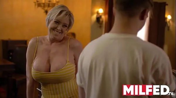 新的Mother-in-law Seduces him with her HUGE Tits (Dee Williams) — MILFED最佳剪辑