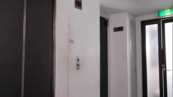 Nuevos Esta es la habitación.” Yuko, quien tiene la reputación de ser la mejor conserje del hotel, acompaña al cliente con un comportamiento perfecto también ese día mejores clips