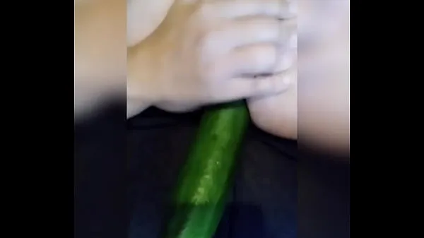 새로운 Mad with lust, I broke my ass with a huge cucumber. Delight 최고의 클립