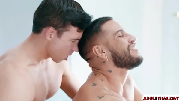 Novi Brock Banks gets cold feet on his wedding day and gets in steamy sex with his straight best man, Reese Rideout in the bathroom almost getting caught najboljši posnetki