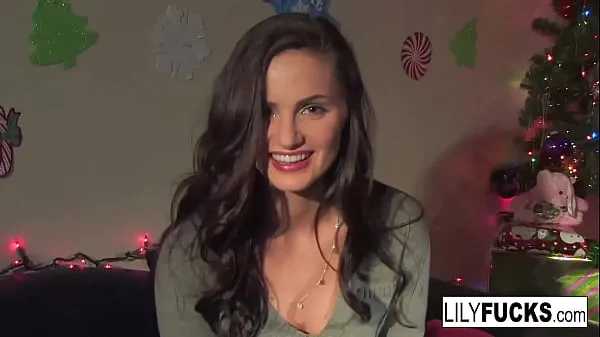 Nuevos Lily nos cuenta sus cachondos deseos navideños antes de satisfacerse en ambos agujeros mejores clips