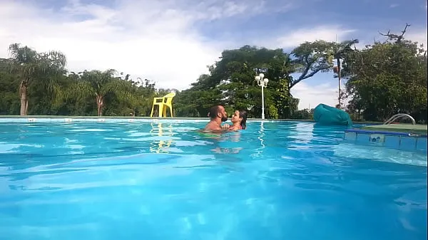 Hot kissing the little bitch in the pool before some wet sex Klip terbaik baharu