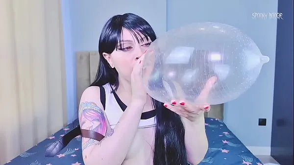 Nové Pervert teen Tifa Lockhart loves to blow bubble gum, condoms and balloons to get a huge orgasm najlepšie klipy