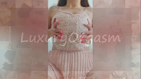 Neue Hübsches Mädchen in rosa Kleid und braunen Haaren spielt mit ihren großen Titten - LuxuryOrgasmbeste Clips