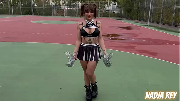 Nouveaux CHEERLEADERS baise dans LA RUE et avale le SPERME meilleurs extraits