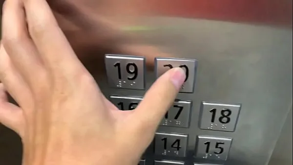 Neue Sex in der Öffentlichkeit, im Aufzug mit einem Fremden und sie erwischen unsbeste Clips