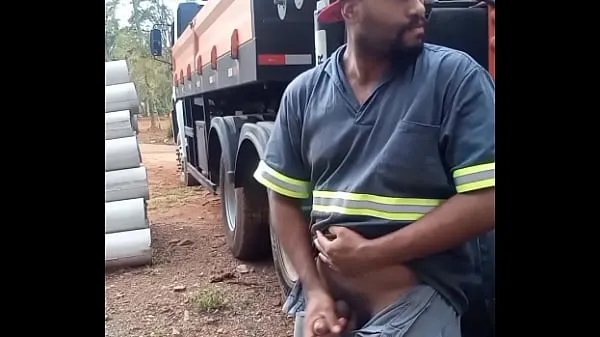 新的Worker Masturbating on Construction Site Hidden Behind the Company Truck最佳剪辑