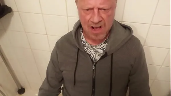 Nové Slave showered in piss with cloth on, drink my piss and deepthroat my cock (2024/04/04 najlepšie klipy