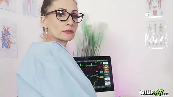 Új 56 YO Granny Nurse Fucks patient legjobb klipek