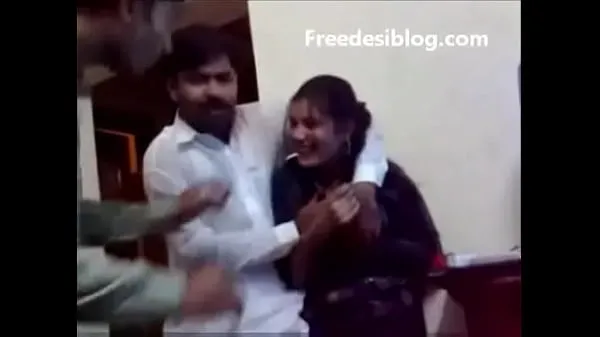 Nye Pakistani Desi girl and boy enjoy in hostel room bedste klip